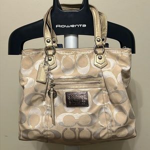 Coach. Poppy Collection. Cream/Gold/Silver. Pink lining.